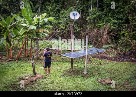 ©Olivier Donnars / Le Pictorium/MAXPPP - Olivier Donnars / Le Pictorium - 23/11/2019 - Perou / Madre de Dios - Me^me isoles au coeur de la fore^t amazonienne, les militaires captent un peu de connection Internet a` la cime des arbres en interceptant le reseau... De Mineurs illegaux. Me^me isoles au coeur de la fore^t amazonienne, les militaires captent un peu de connection Internet a` la cime des arbres en interceptant le reseau... De Mineurs illegaux. / 23/11/2019 - Peru / Madre de Dios - auch isoliert im Herzen des Amazonas-Regenwaldes, fängt das Militär einige Internet-Verbindung in der Stockfoto